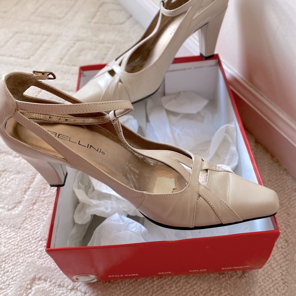 Bellini 2.5” leather heels, neutral Dove color